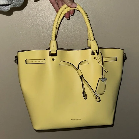 Micheal Kors Blakely Medium Leather Bucket Bag - Picture 5 of 7
